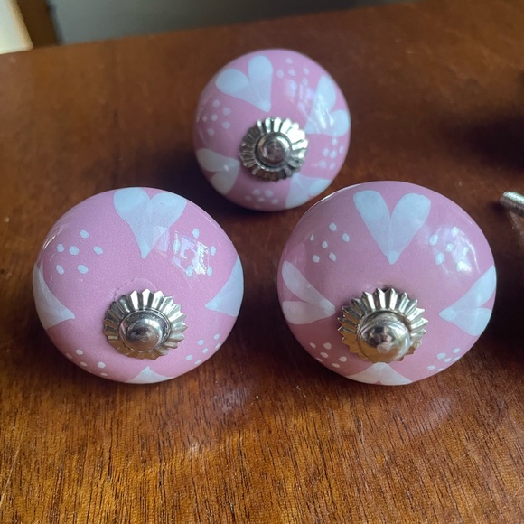 Set of 6 Hand painted pink and white Ceramic drawer cabinet pulls / knobs - Picture 3 of 7